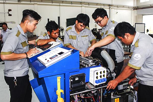 Sinh viên Trường Cao đẳng Kỹ thuật công nghệ Nha Trang thực hành theo chương trình liên kết với Đức. Sinh viên Trường Cao đẳng Kỹ thuật công nghệ Nha Trang thực hành theo chương trình liên kết với Đức.